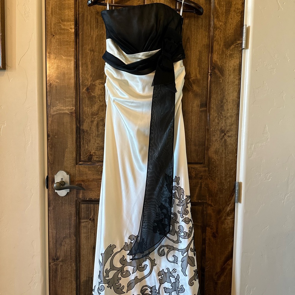 Elegant Silk Black and Cream Strapless Dress Kay Unger size 10